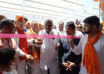 छत्रपती मल्टी स्पेशालिस्ट हॉस्पिटलचे पंडित प्रदीप मिश्रा यांच्या हस्ते उद्घाटन; शिव चर्चेत लाखांवर भाविकांची उपस्थिती