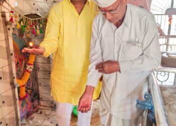 भरत गावित यांच्या हस्ते नारळ वाढवून परिवर्तन पॅनलचा प्रचारचा शुभारंभ