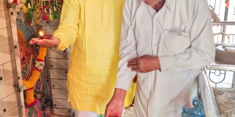 भरत गावित यांच्या हस्ते नारळ वाढवून परिवर्तन पॅनलचा प्रचारचा शुभारंभ