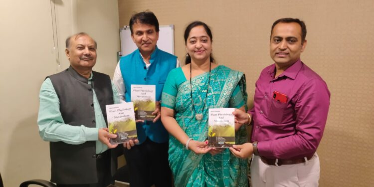 प्लाॅन्ट फिजिऑलाॅजी ॲंड मेटाबाॅलिजम” या संदर्भग्रंथाचे प्रकाशन