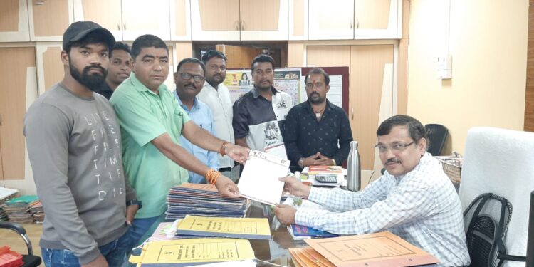 बोगस बियाणे विक्रीला प्रतिबंध घाला, उद्धव ठाकरे शिवसेनेतर्फे अप्पर जिल्हाधिकाऱ्याना निवेदन