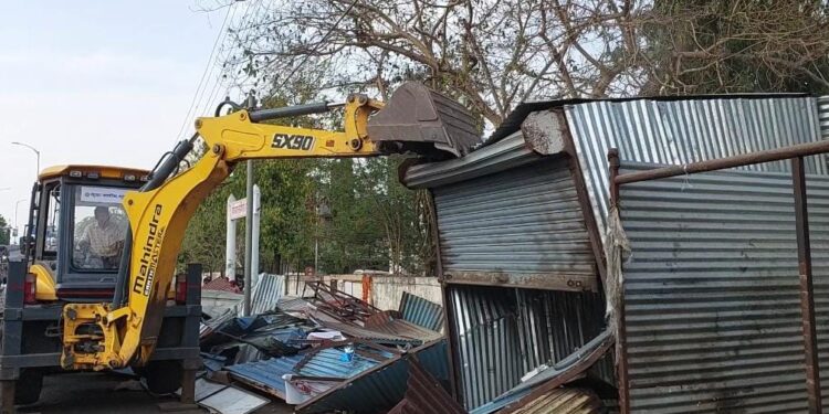 अखेर : नंदूरबार शहरातील अतिक्रमणावर चालला हातोडा