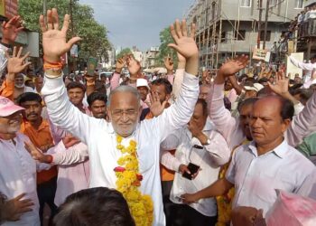 डीजेच्या तालावर माजी आमदार चंद्रकांत रघुवंशी थिरकले