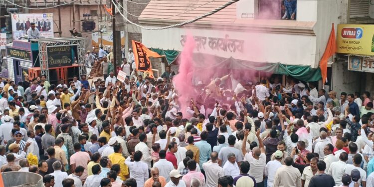 निकालानंतर आमदार कार्यालय परिसरात कार्यकर्त्यांच्या जल्लोष