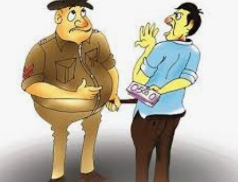 पोलीस असल्याची बतावणी करून व्यापाऱ्याचा एक लाखाचा ऐवज केला लंपास,दोघांविरुद्ध गुन्हा दाखल