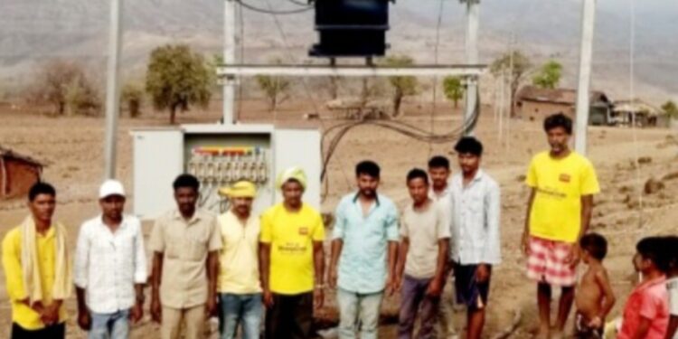 स्वातंत्र्यानंतर पहिल्यांदा गावात पोहचली विज,  ग्रामस्थांमध्ये चैतन्याचे वातावरण