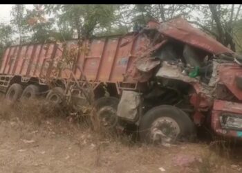 नंदुरबार-दोंडाईचा रस्त्यावर ट्रक-आयशरमध्ये धडक ; एक ठार