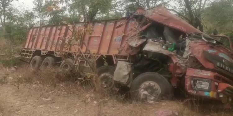 नंदुरबार-दोंडाईचा रस्त्यावर ट्रक-आयशरमध्ये धडक ; एक ठार