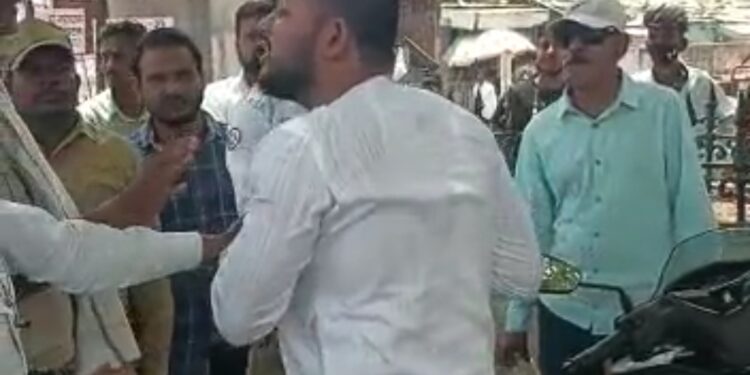 नेत्याच्या मुजोर मुलाचे कृत्य : नंदुरबार शहरात कर्तव्यावर असलेल्या महिला पोलीसाला तरुणाकडून मारहाण, कारवाई होणार का ?