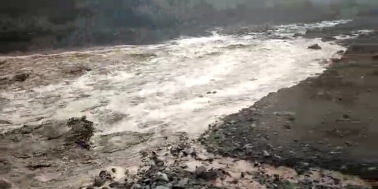 नंदूरबार जिल्ह्यात अवकाळी पावसामुळे नदी नाल्याना आला पूर, गारपिटीमुळे शेतकऱ्यांना फटका