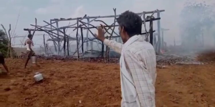 खुंटामौळीचा पितीपाडा येथे आग लागुन संपुर्ण घर जळून खाक