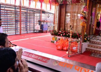 मुख्यमंत्री आणि उपमुख्यमंत्र्यांनी अयोध्येत घेतले प्रभू श्री रामचंद्र यांचे दर्शन