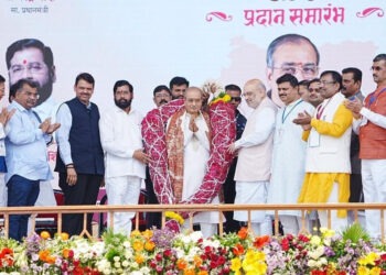 लाखो श्रीसदस्यांच्या उपस्थितीत पद्मश्री डॉ. आप्पासाहेब धर्माधिकारी यांना महाराष्ट्र भूषण पुरस्कार प्रदान