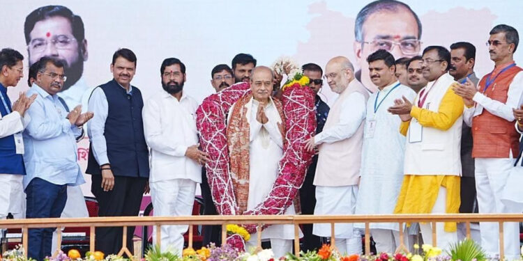 लाखो श्रीसदस्यांच्या उपस्थितीत पद्मश्री डॉ. आप्पासाहेब धर्माधिकारी यांना महाराष्ट्र भूषण पुरस्कार प्रदान