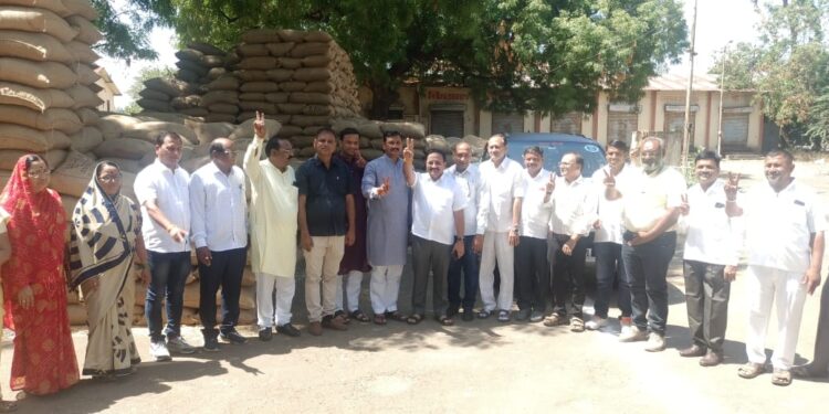 तळोदा बाजार समितीच्या सभापतीपदी आ. राजेश पाडवी व उपसभापतीपदी हितेंद्र क्षत्रिय यांची बिनविरोध निवड