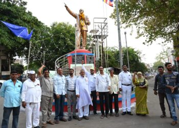 महाराष्ट्र दिन व कामगार दिनानिमित्त जिल्हा कॉंग्रेस कार्यालयात ध्वजवंदन