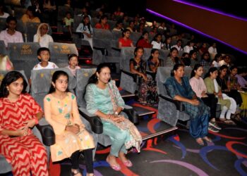 द केरला स्टोरी हा चित्रपट नंदुरबार येथील युवतींना दाखविला मोफत