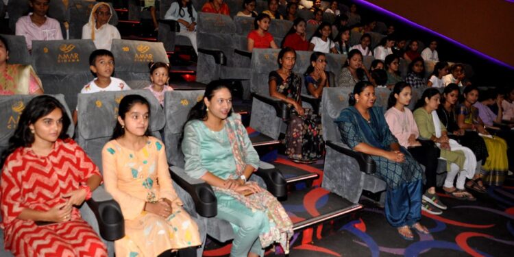 द केरला स्टोरी हा चित्रपट नंदुरबार येथील युवतींना दाखविला मोफत