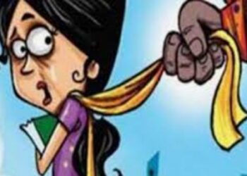 ब्रेकअपनंतर युवतीने बोलणे टाळले, त्याने तिला ओढले दुचाकीवरुन खाली