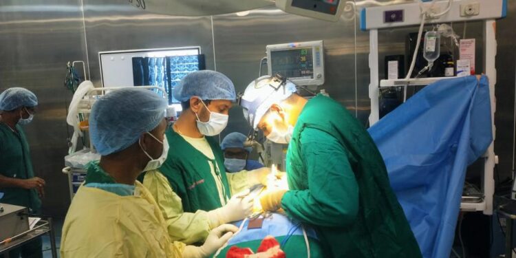 नंदुरबार येथे ८ रुग्णांवर मोफत स्पाईन सर्जरी
