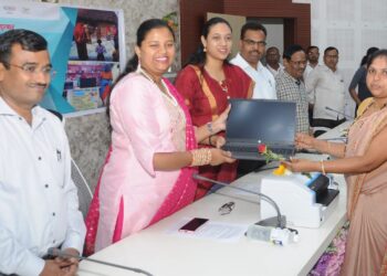 राज्य ग्रामीण जीवनोन्नती अभियानांतर्गत  खा.डॉ.हीना गावीत  यांच्या हस्ते २४ लॅपटॉप वाटप