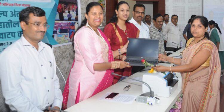राज्य ग्रामीण जीवनोन्नती अभियानांतर्गत खा.डॉ.हीना गावीत यांच्या हस्ते २४ लॅपटॉप वाटप