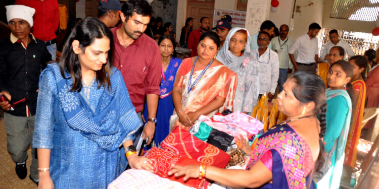 पालिकेतर्फे महिला बचत गट प्रदर्शनाचे जिल्हाधिकाऱ्यांच्या हस्ते उद्घाटन