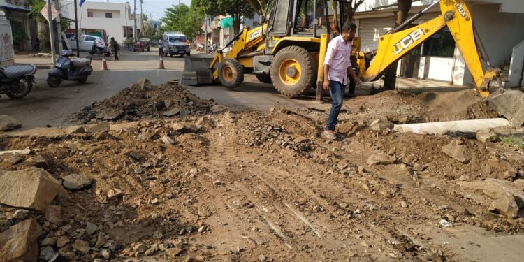 शहादा येथील सुरू असलेल्या विकास कामांवर नियंत्रण कुणाचे ?