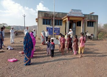 महाराष्ट्र दिनी ग्रामपंचायत शिपाईच्या हस्ते ध्वजारोहण, भुजगांव ग्रामपंचायतीचा आदर्श