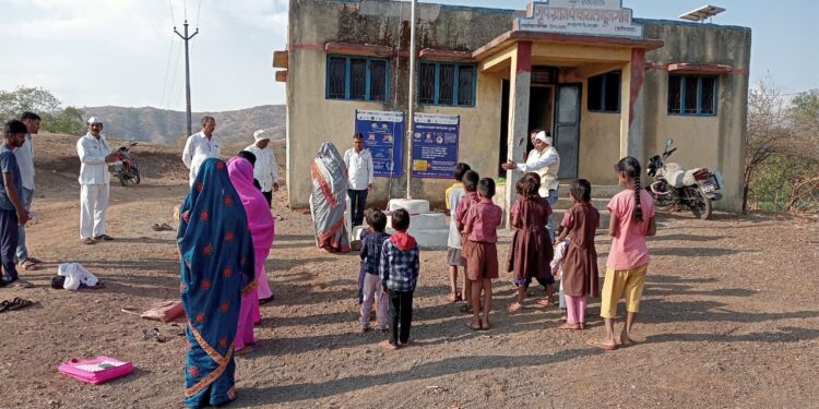 महाराष्ट्र दिनी ग्रामपंचायत शिपाईच्या हस्ते ध्वजारोहण, भुजगांव ग्रामपंचायतीचा आदर्श