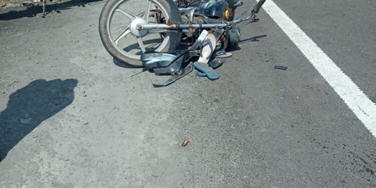 भीषण अपघात : मोटरसायकलस्वार महामार्ग ओलांडत असताना कारने उडवले; अपघातात दोन ठार