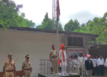 अक्कलकुवा येथे आ.आमश्या पाडवी यांचा हस्ते ध्वजारोहण