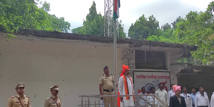 अक्कलकुवा येथे आ.आमश्या पाडवी यांचा हस्ते ध्वजारोहण