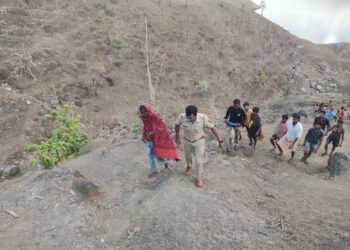 दरीत पडलेल्या इसमाला तब्बल 36 तासाहून अधिक काळानंतर बाहेर काढण्यात रेस्क्यू टीमला यश