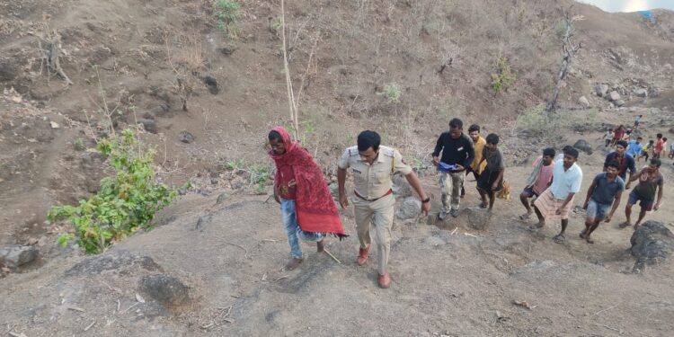 दरीत पडलेल्या इसमाला तब्बल 36 तासाहून अधिक काळानंतर बाहेर काढण्यात रेस्क्यू टीमला यश
