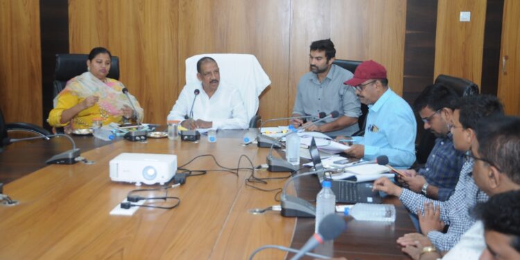 नंदुरबार,शहादा शहरांसाठी मंजूर करण्यात आलेला निधी वेळेत खर्च करावा : पालकमंत्री डॉ.विजयकुमार गावित