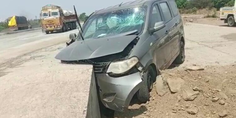 महामार्गावर भीषण अपघात एक ठार, आठ जण जखमी