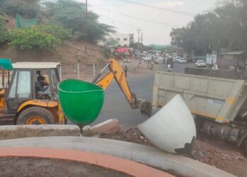 नंदूरबार शहरातील सुशोभिकरणांवर चालला बुलडोझर