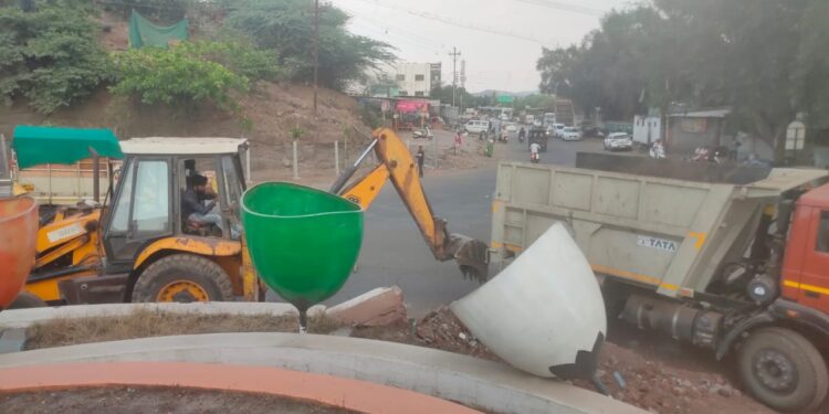 नंदूरबार शहरातील सुशोभिकरणांवर चालला बुलडोझर