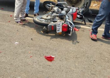 खांमगाव शिवारात तिहेरी अपघातात एक ठार, एक जखमी