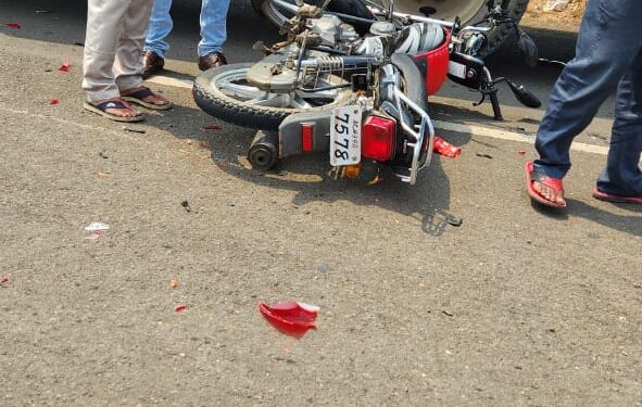 खांमगाव शिवारात तिहेरी अपघातात एक ठार, एक जखमी