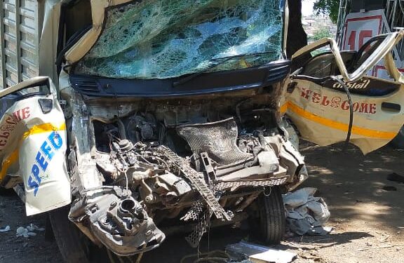 प्रकाशा येथे ट्रक व पीकअपचा भीषण अपघात, तीन जण जागीच ठार, दोघे गंभीर जखमी