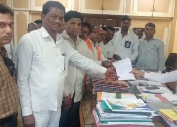 जिल्ह्यात मराठा समाजातील गरीब विद्यार्थ्यांसाठी वस्तीगृहांची सुविधा उपलब्ध करा,मराठा समाजातर्फे जिल्हाधिकाऱ्यांना निवेदनाद्वारे साकडे