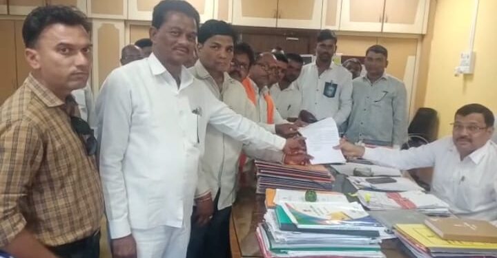 जिल्ह्यात मराठा समाजातील गरीब विद्यार्थ्यांसाठी वस्तीगृहांची सुविधा उपलब्ध करा,मराठा समाजातर्फे जिल्हाधिकाऱ्यांना निवेदनाद्वारे साकडे