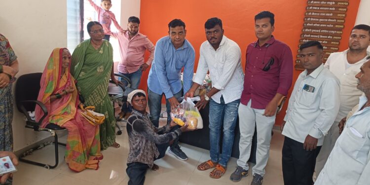 उमर्दे खुर्द ग्रामपंचायतीतर्फे दिव्यांग निधीचे वाटप