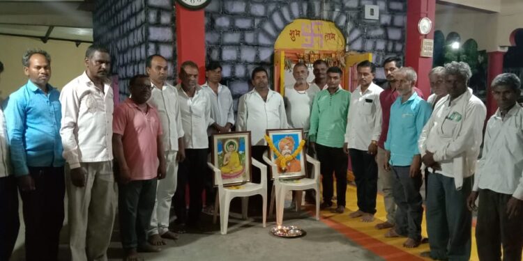 राजर्षी शाहू स्मृती दिनानिमित्त काकरदे येथे अभिवादन