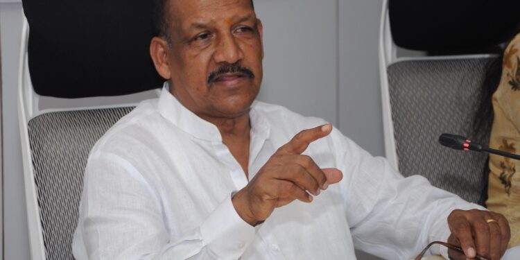 जिल्ह्यात १ हजार ७२४ हेक्टरवर फळबाग लागवड – पालकमंत्री डॉ. विजयकुमार गावित