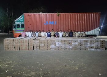 अवैध दारूच्या वाहतूकीवर नंदुरबार पोलीसांची धडक कारवाई, 46 लाखाचा मुद्देमाल जप्त