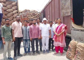 खा. हिना गावीत यांच्या प्रयत्नाने धुळे नंदुरबारचा कांदा थेट जम्मुला रवाना