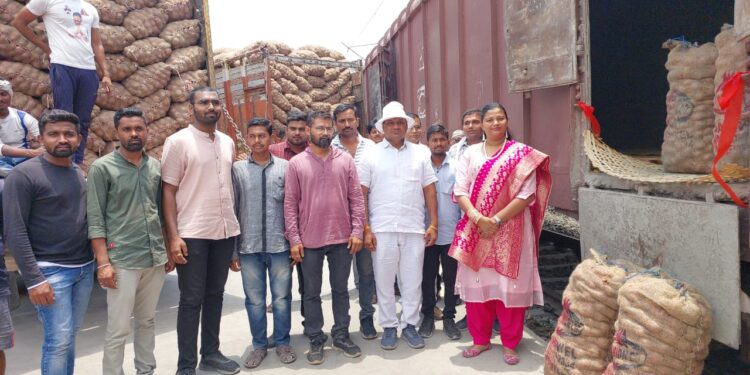 खा. हिना गावीत यांच्या प्रयत्नाने धुळे नंदुरबारचा कांदा थेट जम्मुला रवाना